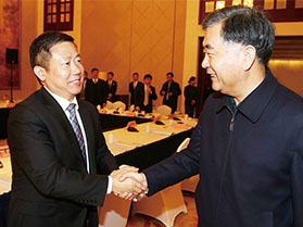 十九屆中央政治局常委，第十三屆全國政協主席汪洋與周海江握手合影