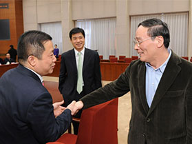 中華人民共和國原副主席王歧山與周海江親切握手